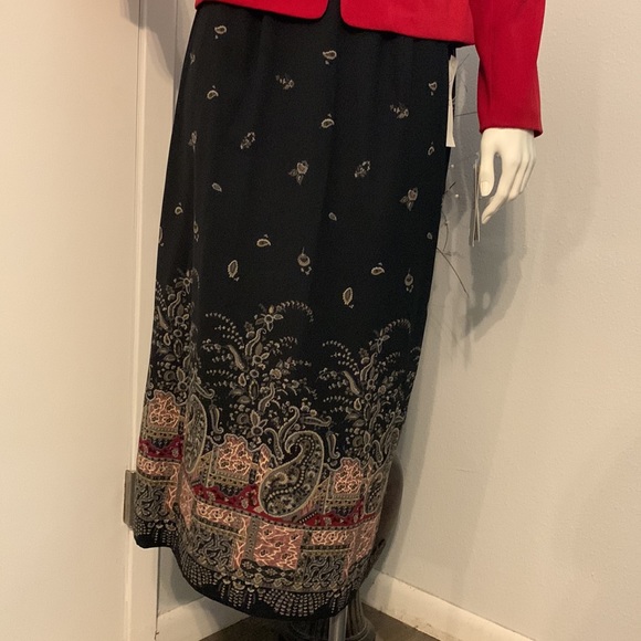 Very nice set in cherry color jacket with this black skirt size is medium or 6 - Picture 3 of 4